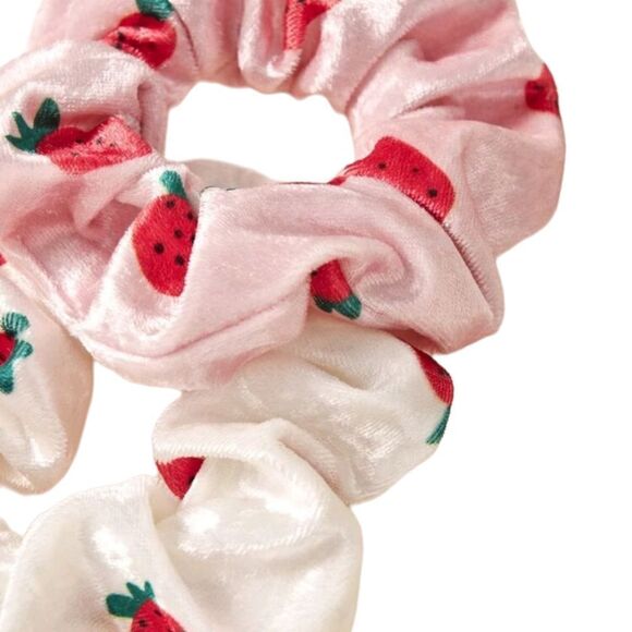 Strawberry 🍓 Print Scrunchies - Picture 2 of 3